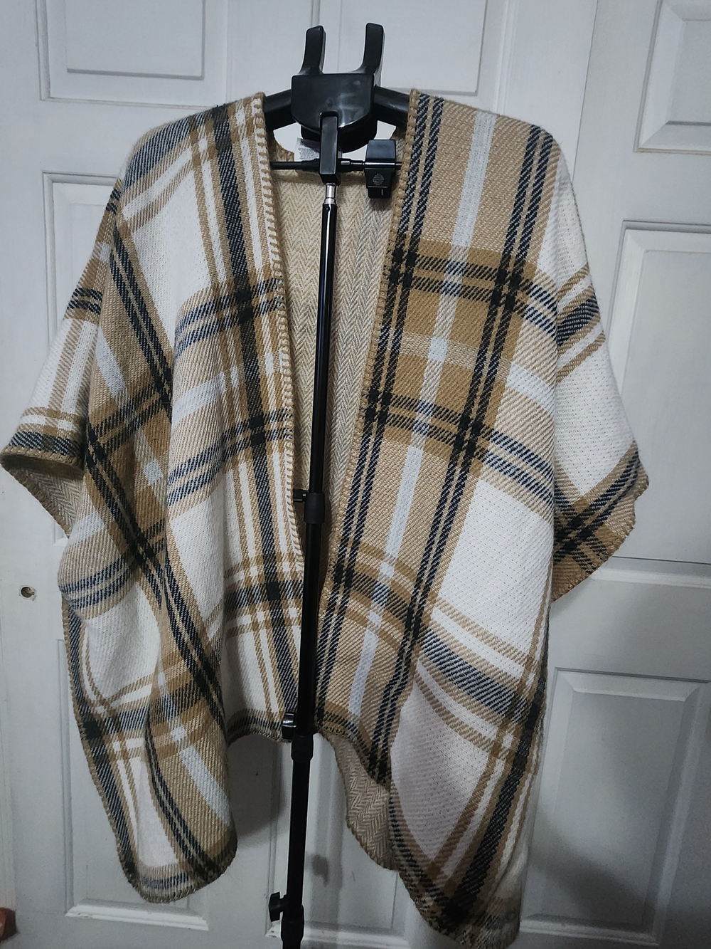 Woolrich Reversible Plaid Blanket Wrap Poncho One Size Tan Cream Black RuanaCape
